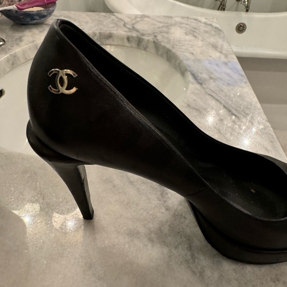 Interlock CC Logo Leather Pumps.Box &Dust Bag. Scuff on the back of 1. See pic 6 - Picture 14 of 14